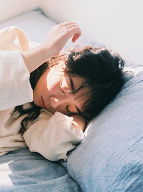 女性生理期居家放松暖光角落