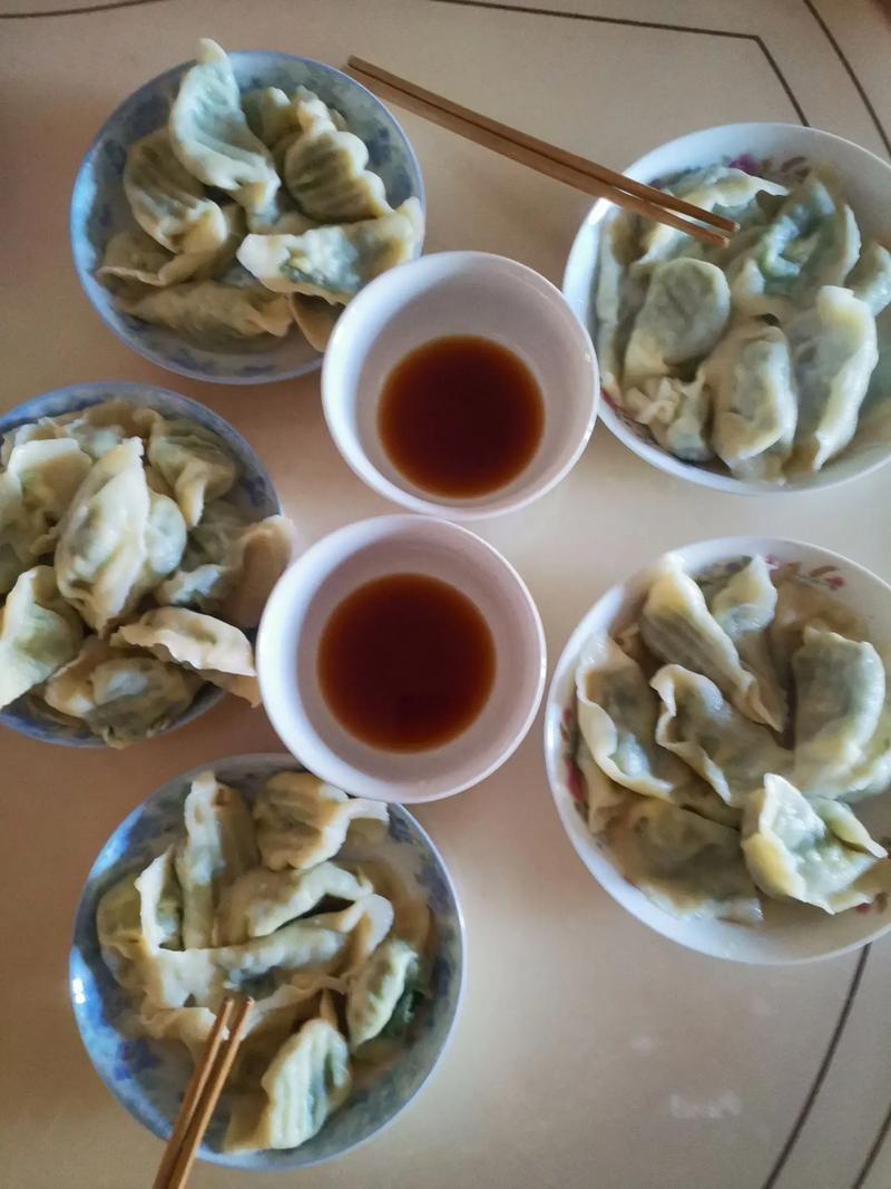 冬至夜晚出租屋蜡烛光下的一盘饺子