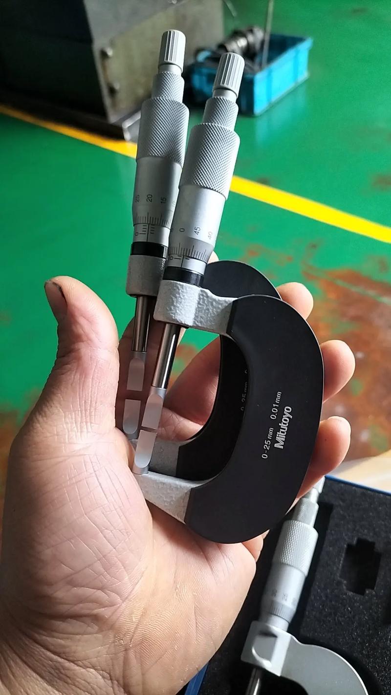 千分尺测量转向助力泵叶片间隙实操图