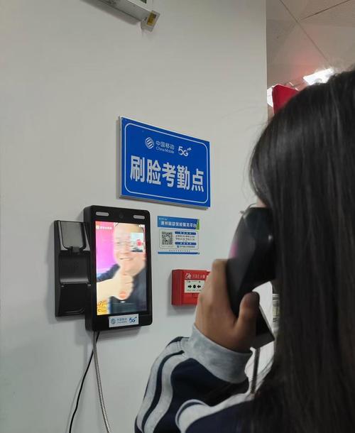 走班制教室门口 学生刷脸考勤