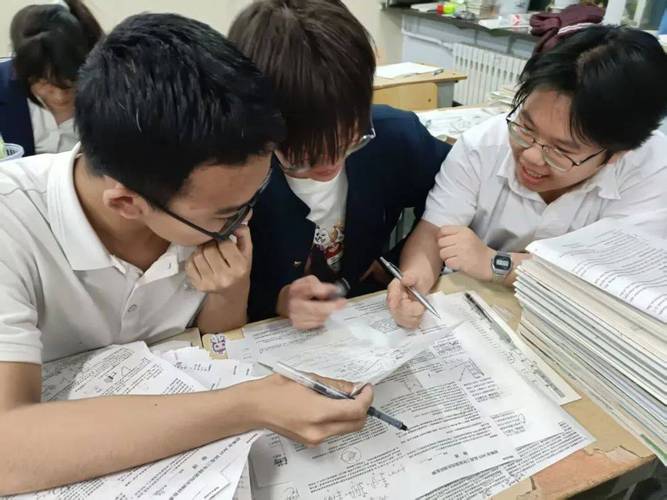 高中教室考生皱眉思考解题实拍