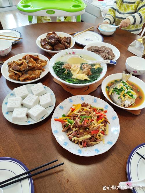 蒜末在热油中金黄飘香的瞬间
