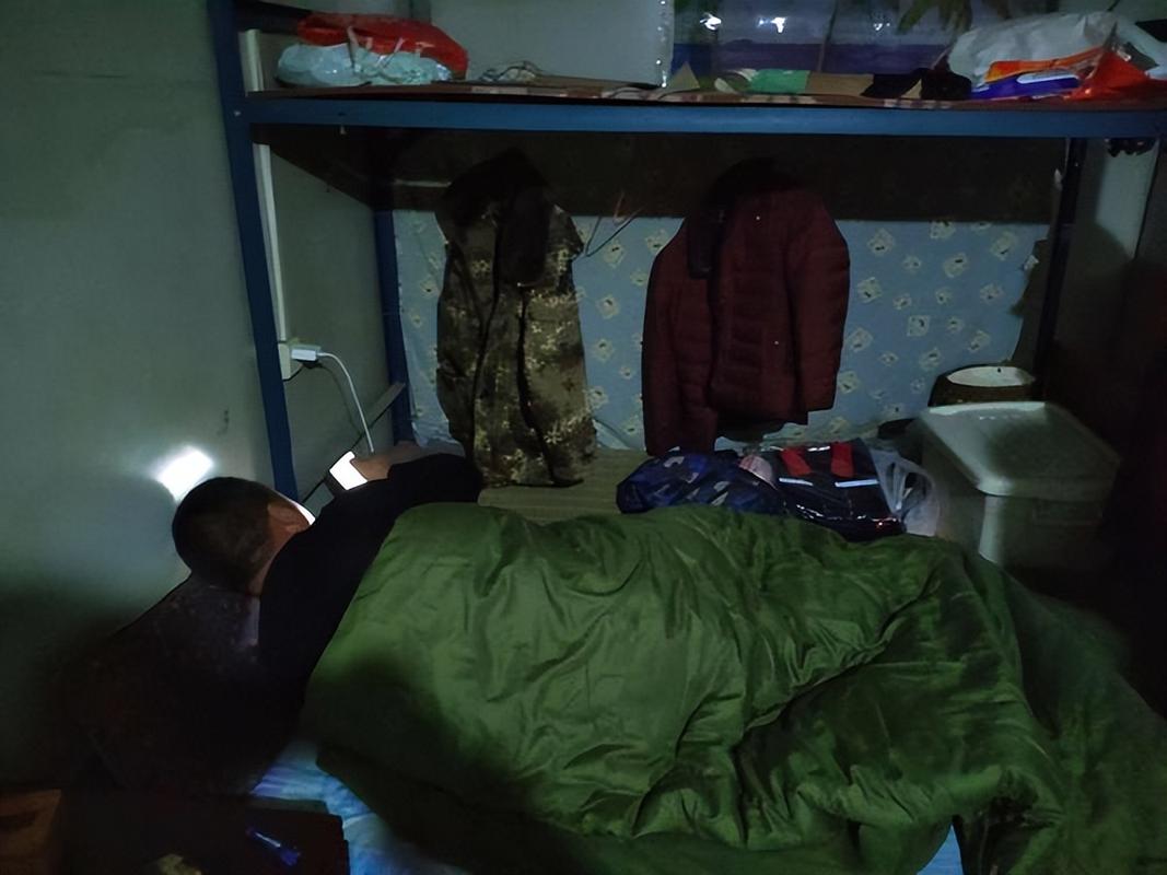 工业从业者出租屋睡前放松场景