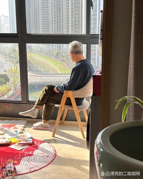 老人独自坐在空荡荡的客厅里的照片
