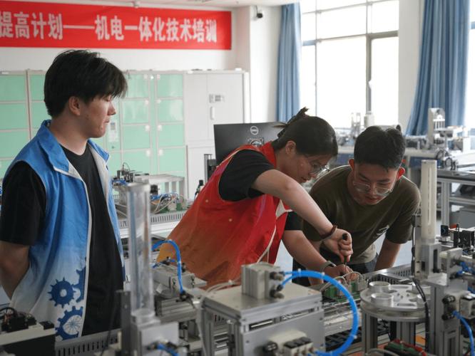 招才引智政策下的职业教育实训场景