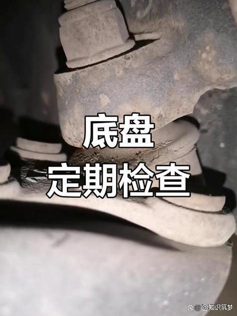 维修师傅用手晃动汽车前轮判断底盘球头间隙