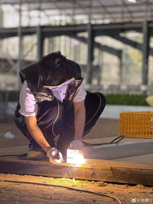工业设计师蹲下观察儿童视角场景