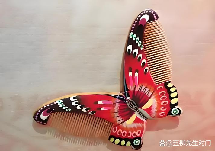 手工雕刻龙凤喜梳细节特写