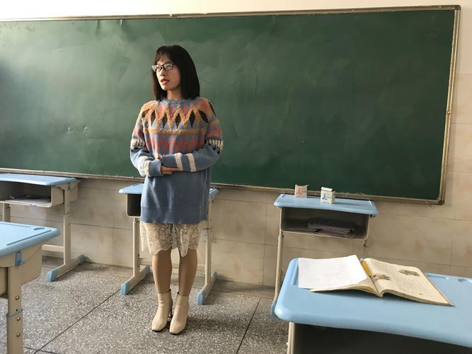 中学教学楼楼梯间独自蹲坐的青年女教师