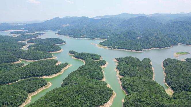 湖北南漳雁荡山山顶俯瞰漳河河湾