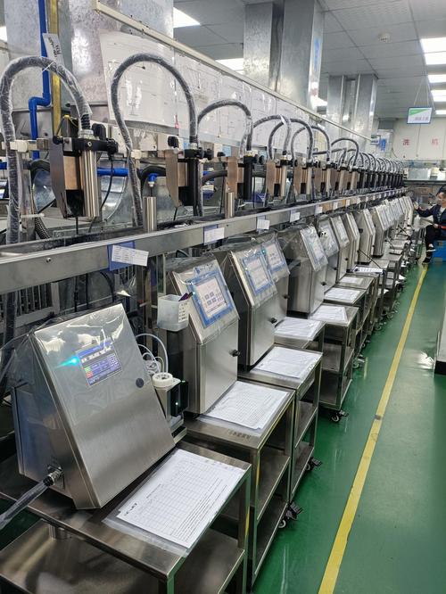 高速食品生产线上的工业喷码机工作场景