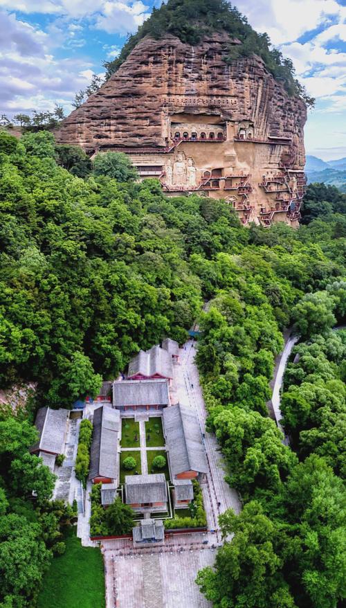 晨雾中的甘肃天水麦积山石窟全景