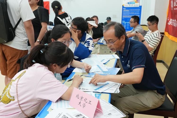 高中生填志愿纠结场景实拍