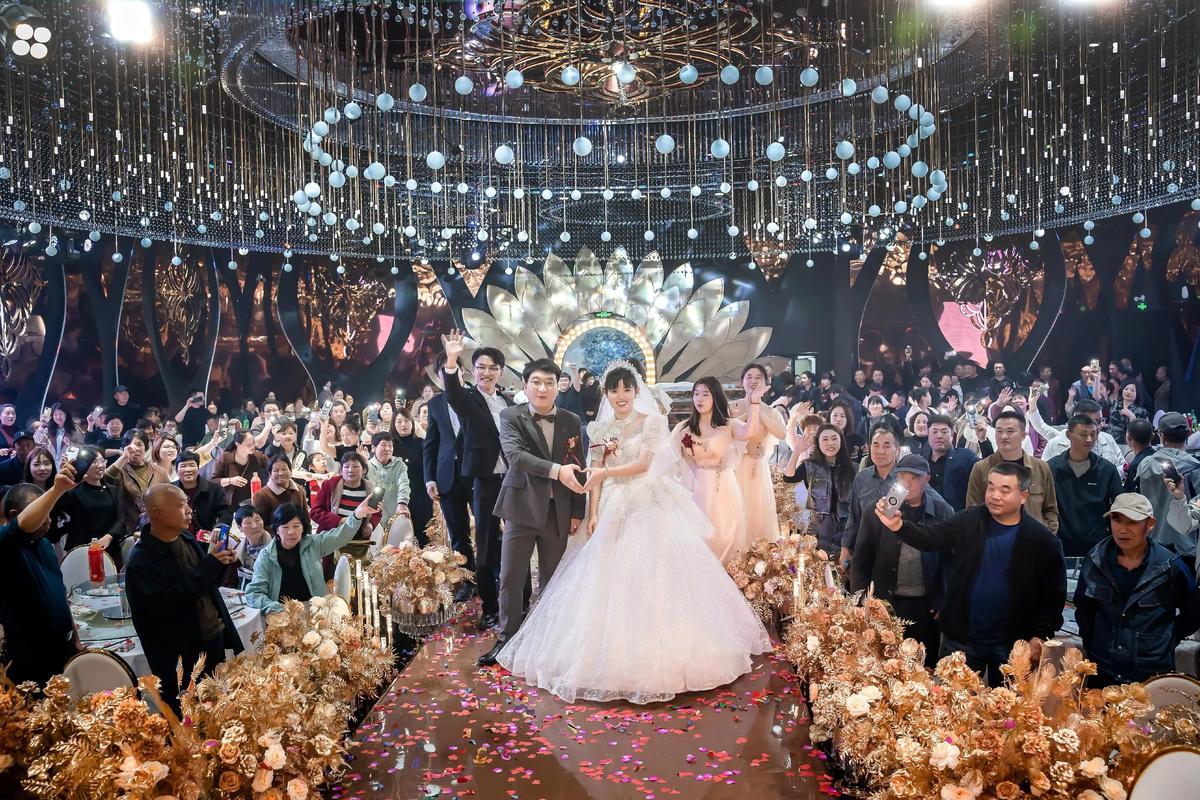 大型婚礼现场宾客大合影混乱场景实拍