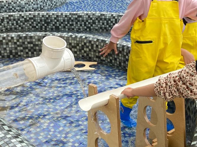 幼儿在阳台玩水感官游戏