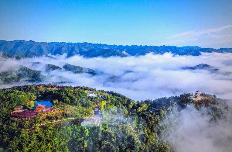南漳天池山康养民宿露台远景云雾