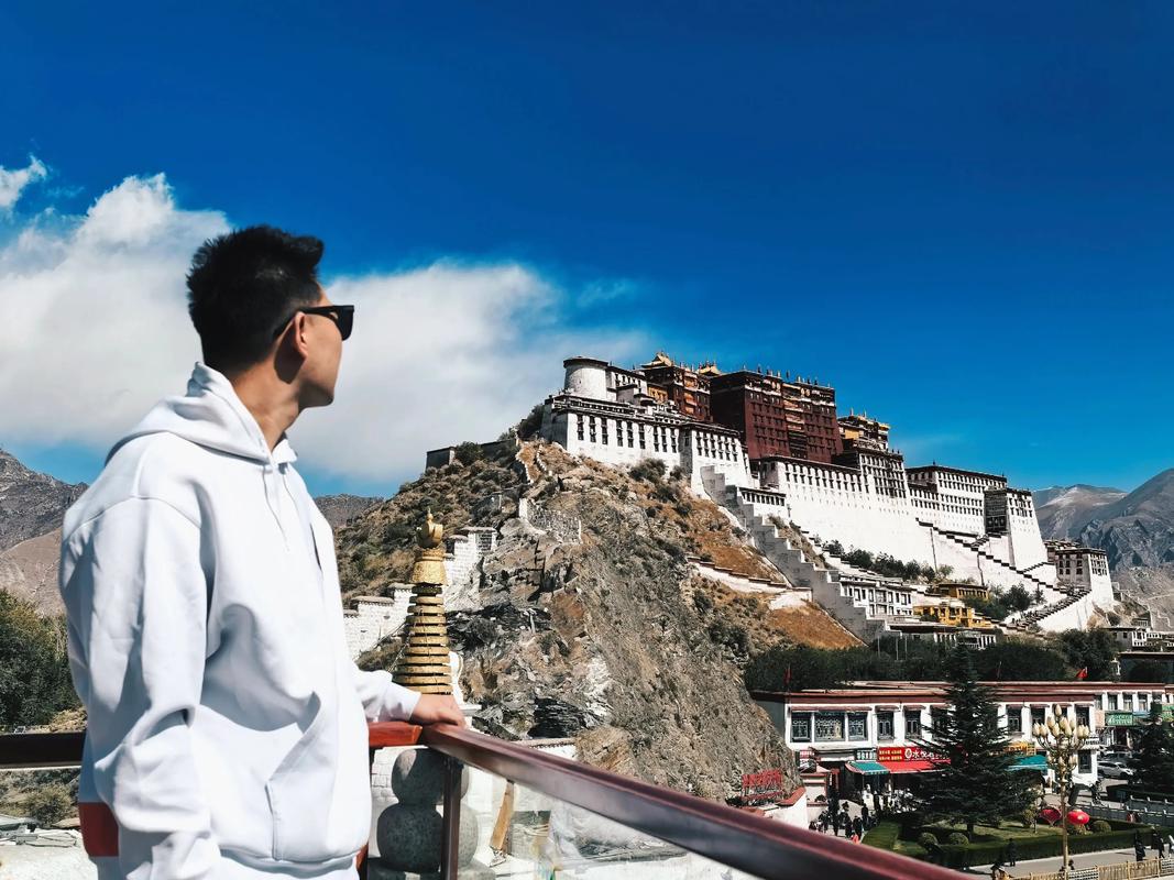 年轻背包客在西藏青旅写日记的场景