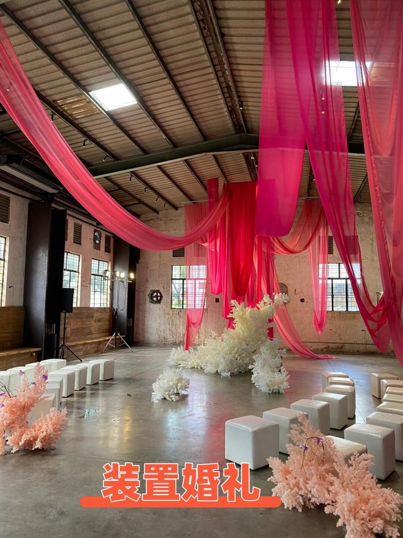 一场在废弃厂房举办的独特摇滚婚礼，新娘穿红丝绒裙