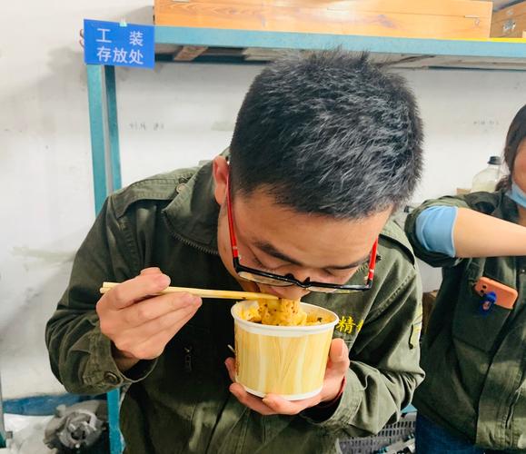 民营航天发射场员工蹲在围挡边吃泡面