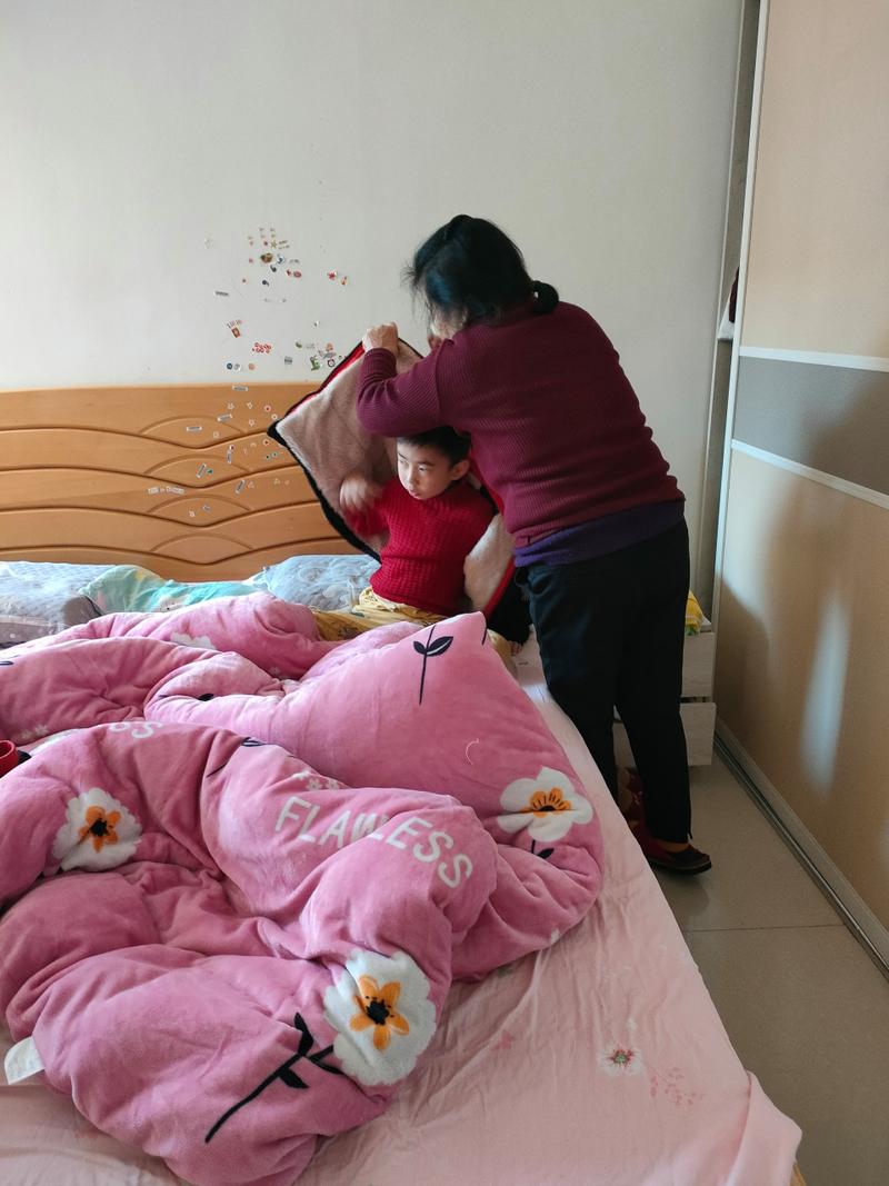 幼儿夜醒母亲床边安抚温柔握小手
