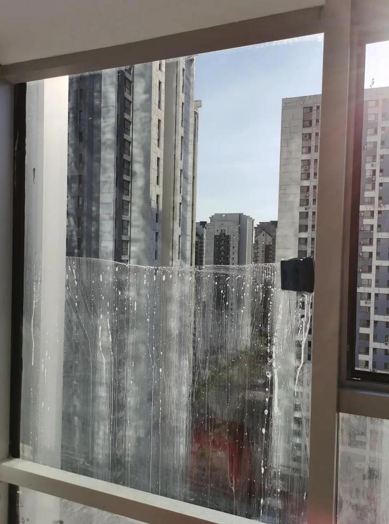 高层住宅阳台天然去污玻璃干净表面实拍图