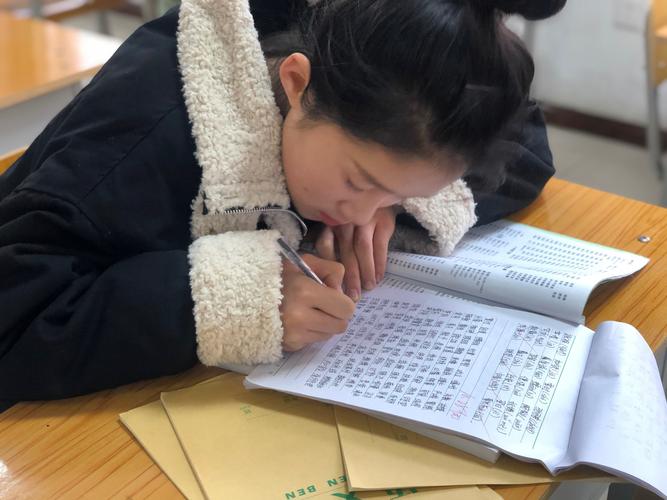 初中语文课堂上学生对着作文本皱眉的实拍