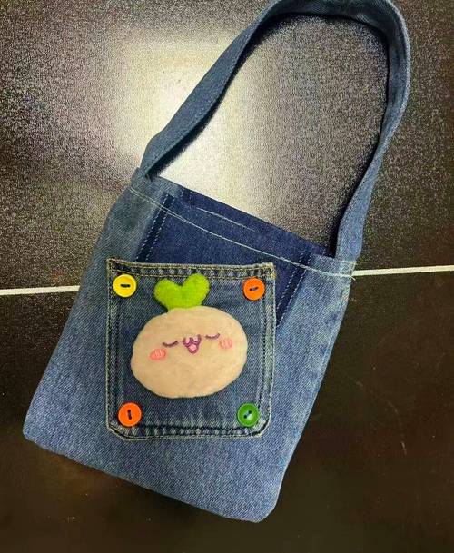 中小学旧物改造活动学生制作的非实用创意作品