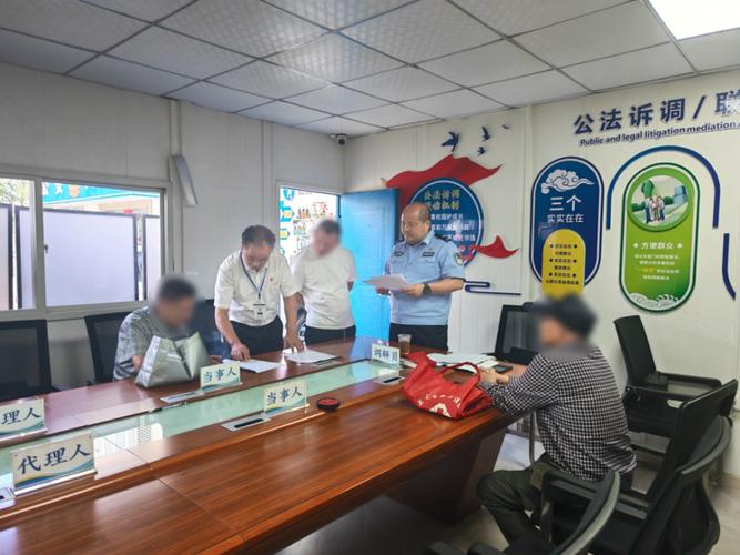 法律援助律师在派出所接待室和当事人协商案情场景