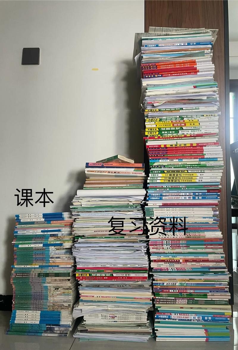 学前教育专业专升本复习书籍堆叠场景