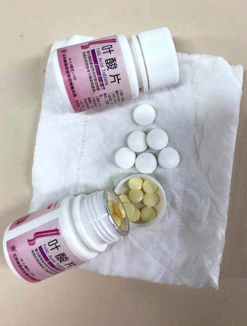 正规药店瓶装叶酸药品摆放