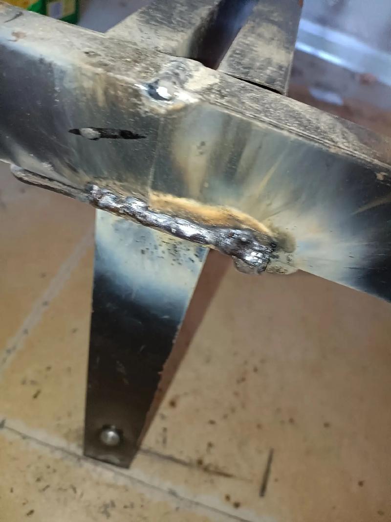 铁艺家具焊接点与螺丝连接细节对比