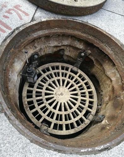 城市排水井盖内置水位传感器实物图