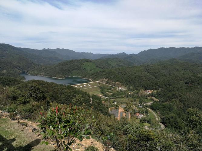 南漳花庄水库岸边缓坡露营草地