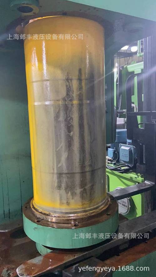 机械车间粉末液压机主油缸维修现场