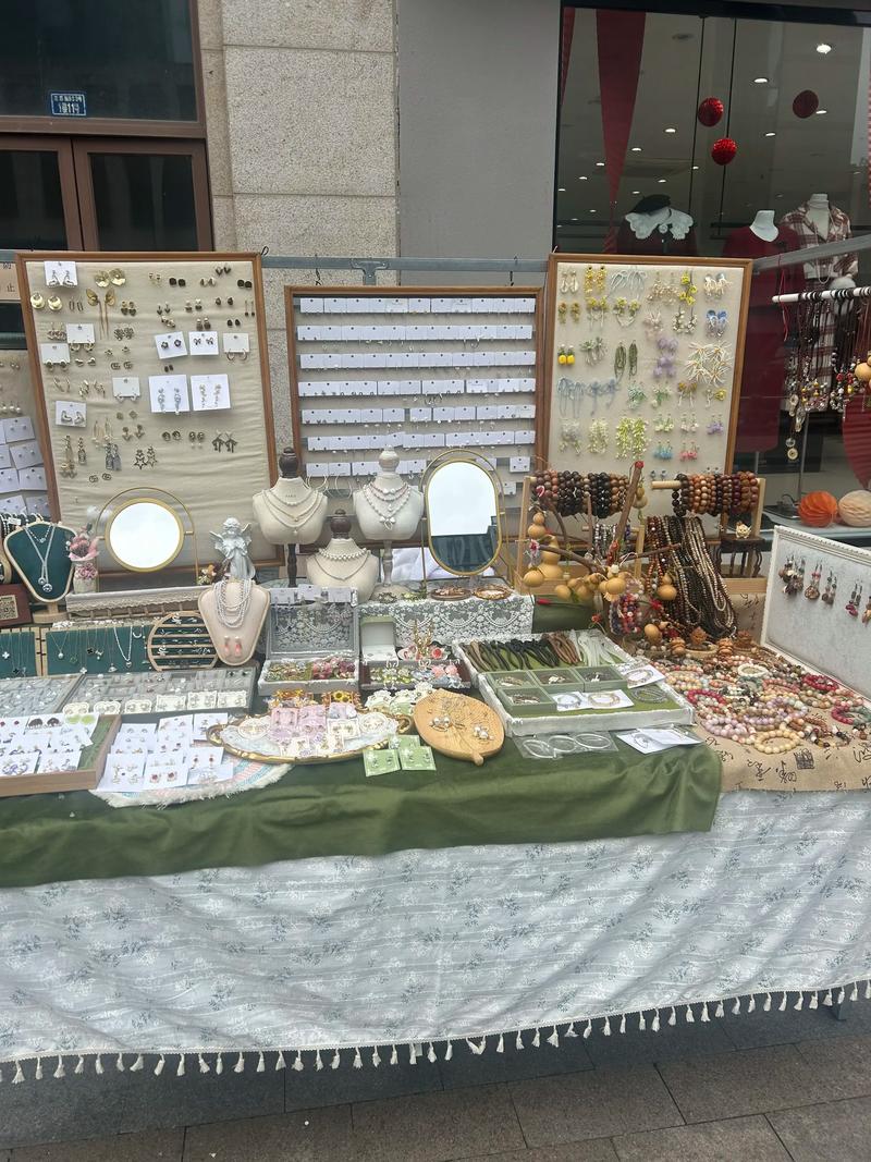 年轻人在市集摆摊卖手工饰品的场景