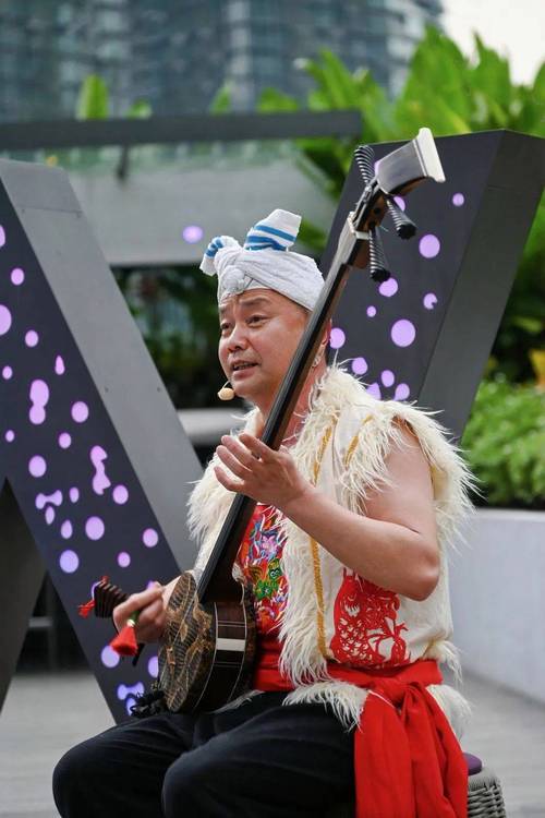 陕北说书艺人弹三弦绑麻接板演出场景