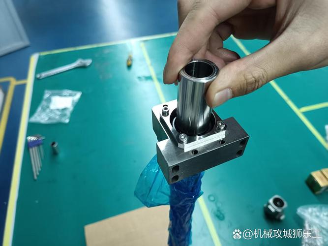 机械装配现场管线干涉实物图