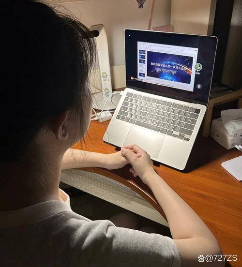 上班族在地铁上用手机学习备考课程