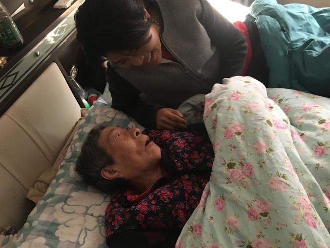 凌晨急诊走廊妈妈抱发烧哥哥牵攥米饼妹妹的真实日常场景