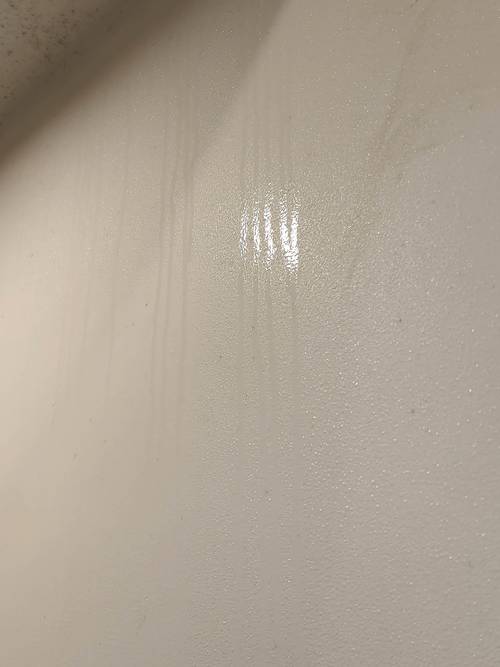 回南天墙面凝水淌水实拍