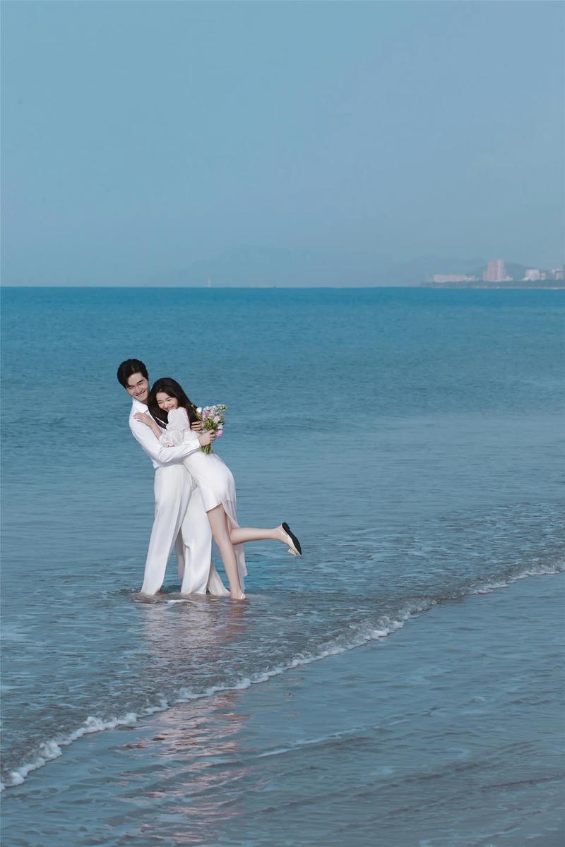 新娘赤脚走在沙滩上婚纱被海风吹起表情快乐