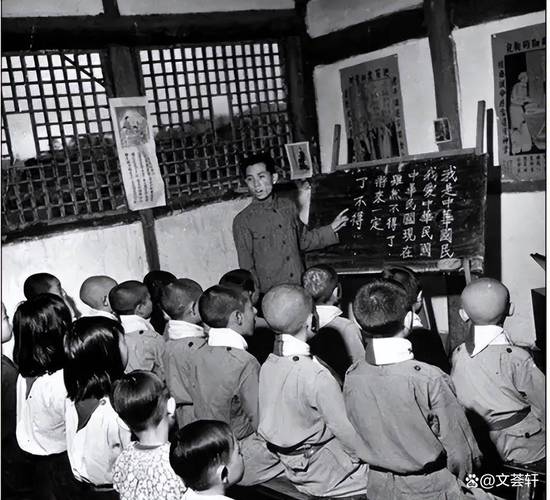 小学生穿红军服在破旧教室上课场景