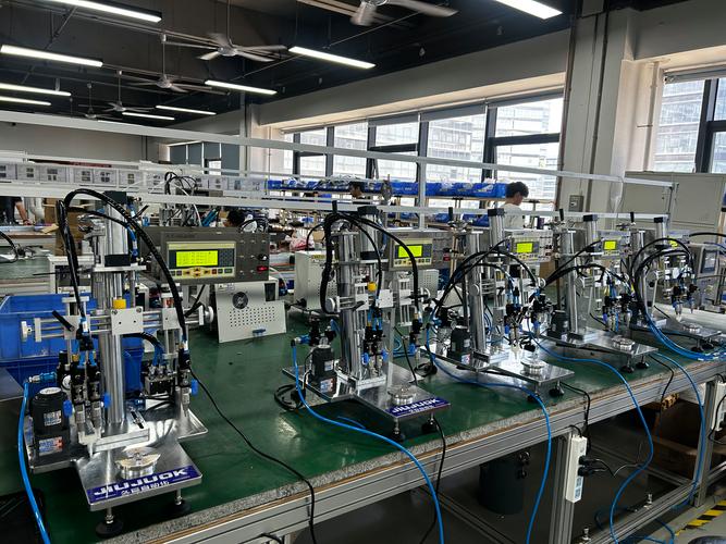 自动化点胶机施涂导热硅脂的生产线场景