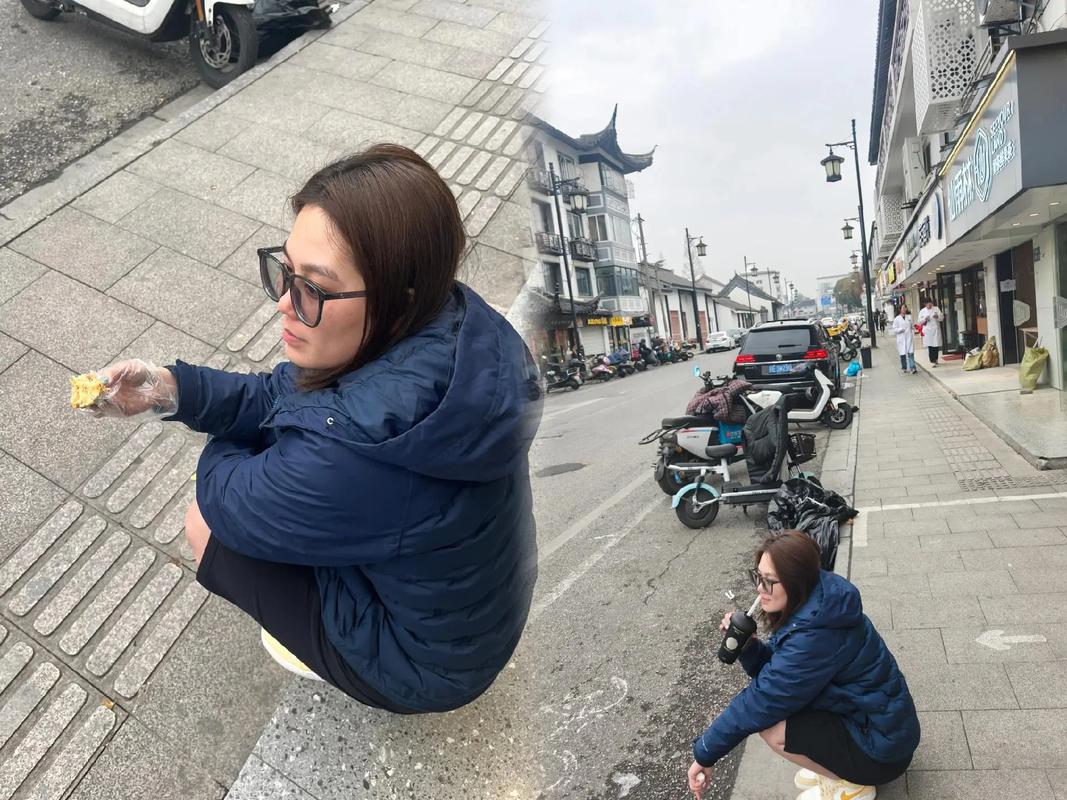 摄影师蹲下与街头艺人沟通拍摄意图时的友好表情特写图