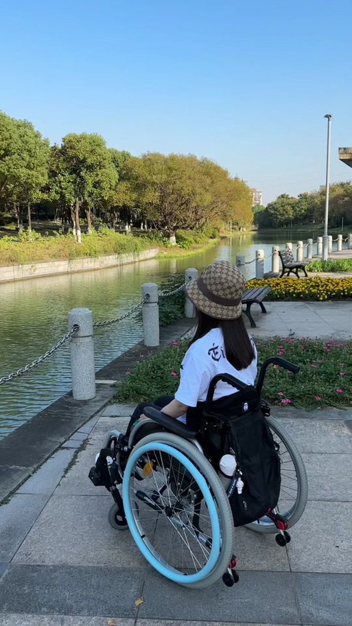 疲惫妈妈坐在游乐场长椅上，头发凌乱，眼神放空
