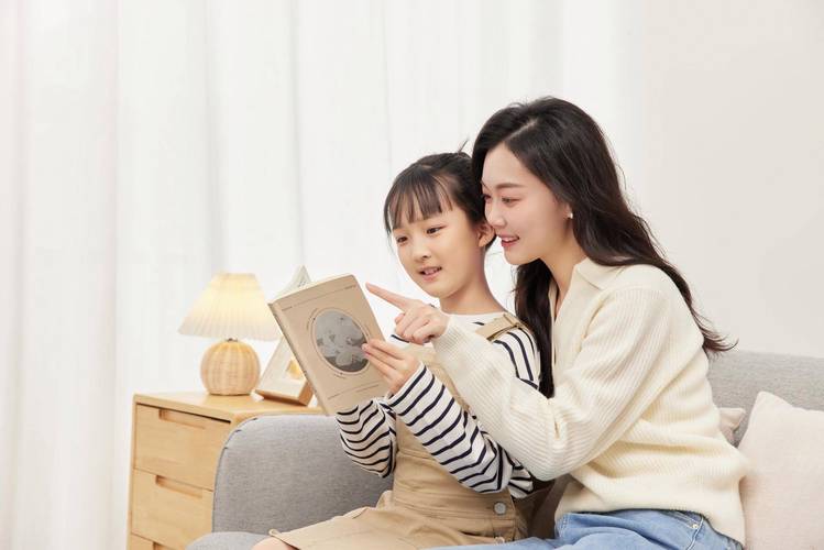 十岁小大人和妈妈平等聊天客厅场景照