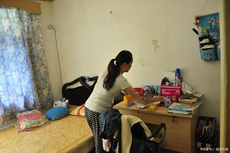 工业区出租屋内单亲妈妈与孩子纸条沟通实拍