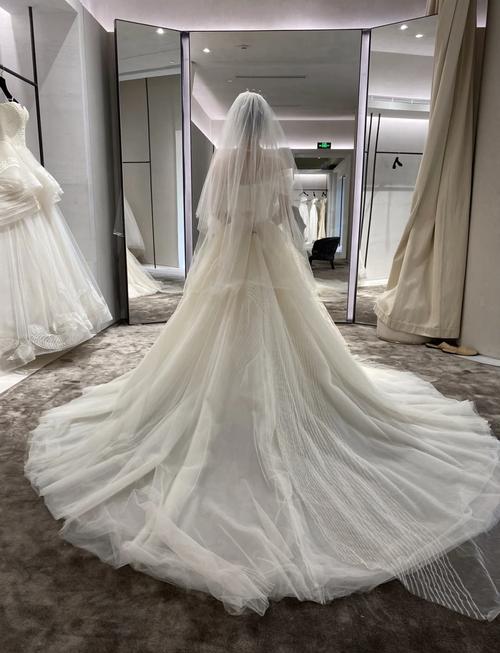 贴东西?先看看会不会勾婚纱