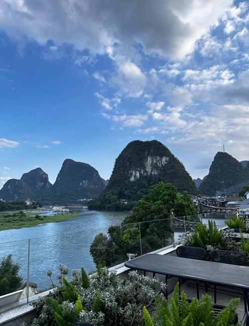 桂林漓江兴坪临江民宿观景台风景