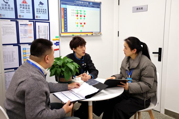 工业主管一对一私下反馈批评场景严肃